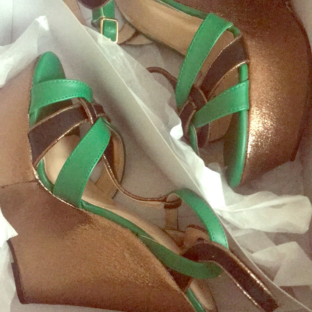Scene Green and Gold Wedges
